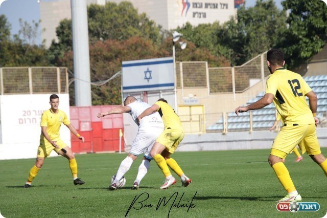 שחקני הרצליה מנסים לעצור את ערן לוי (בן מלניק)